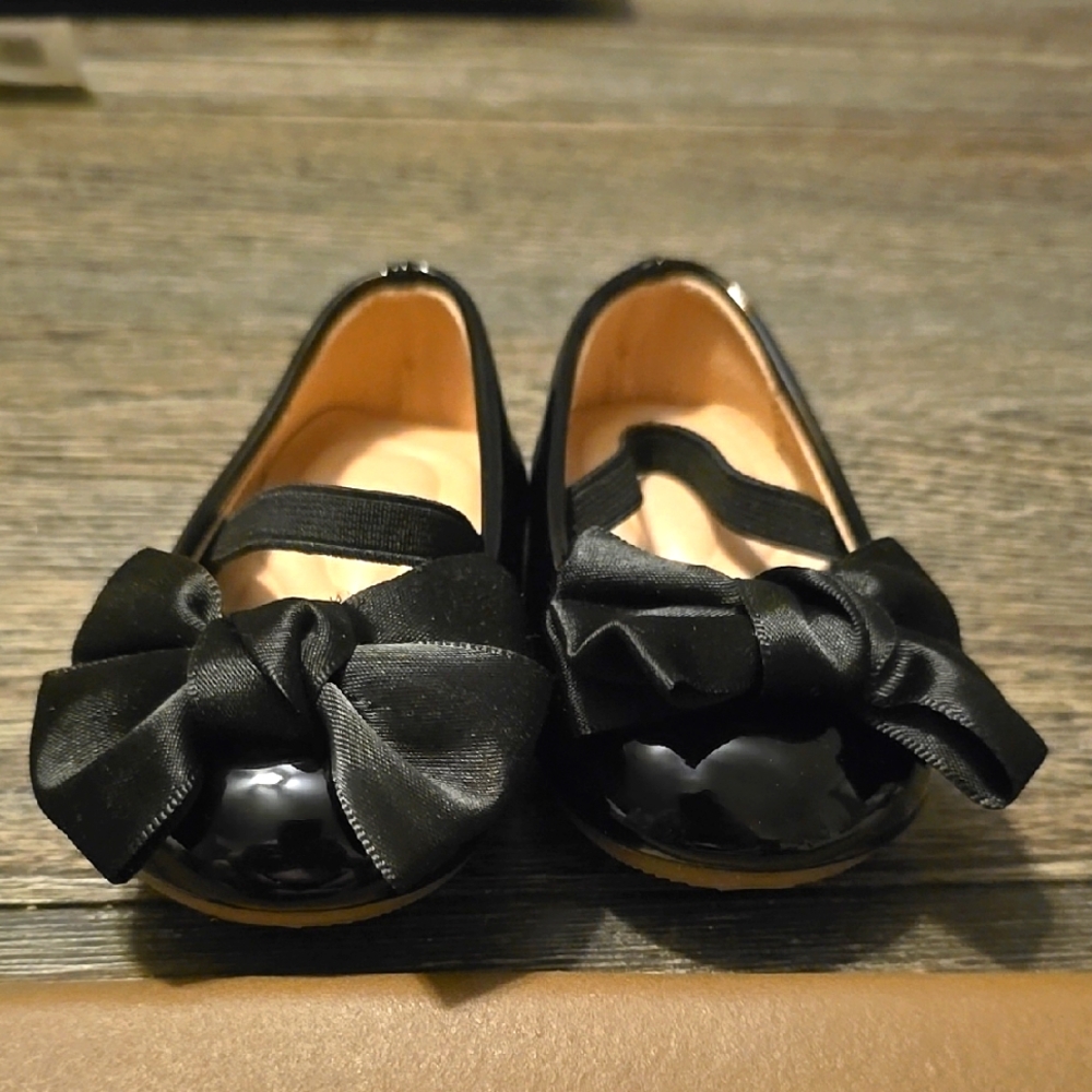 Black Dress Shoes with Decorative Bow and Smooth Patent Leather